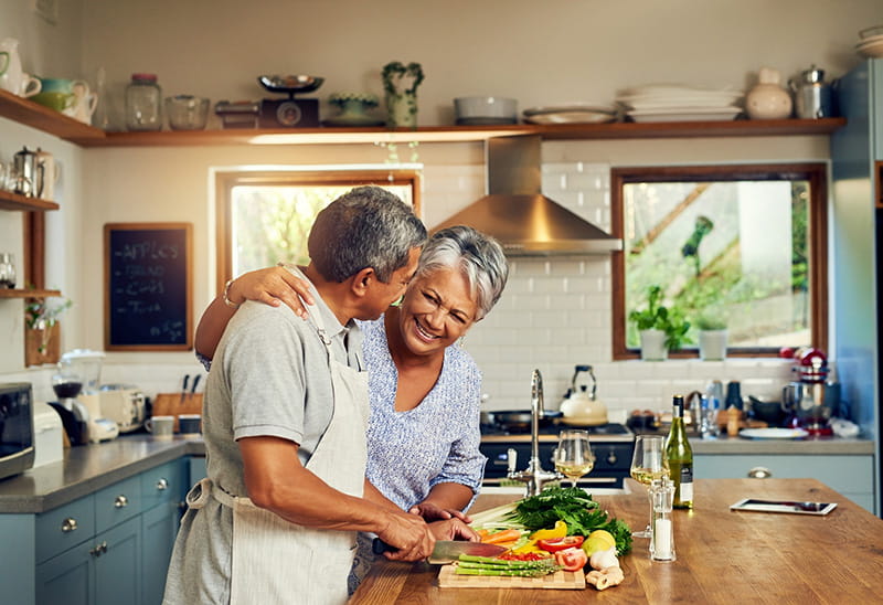 Pareja de personas mayores cocinando