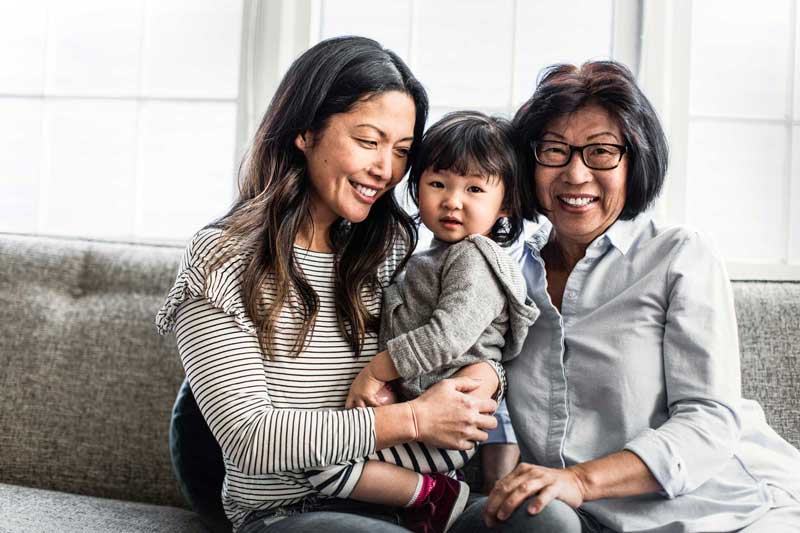 Bebé con la mamá y la abuela