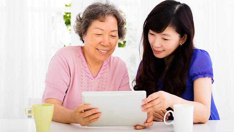 madre e hija mirando una tablet