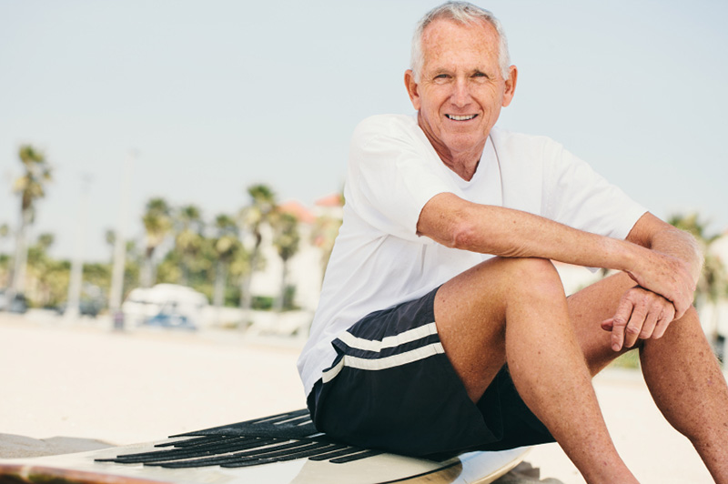 hombre mayor en una tabla de surf