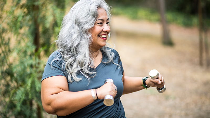 mujeres de mediana edad usando pesas al aire libre