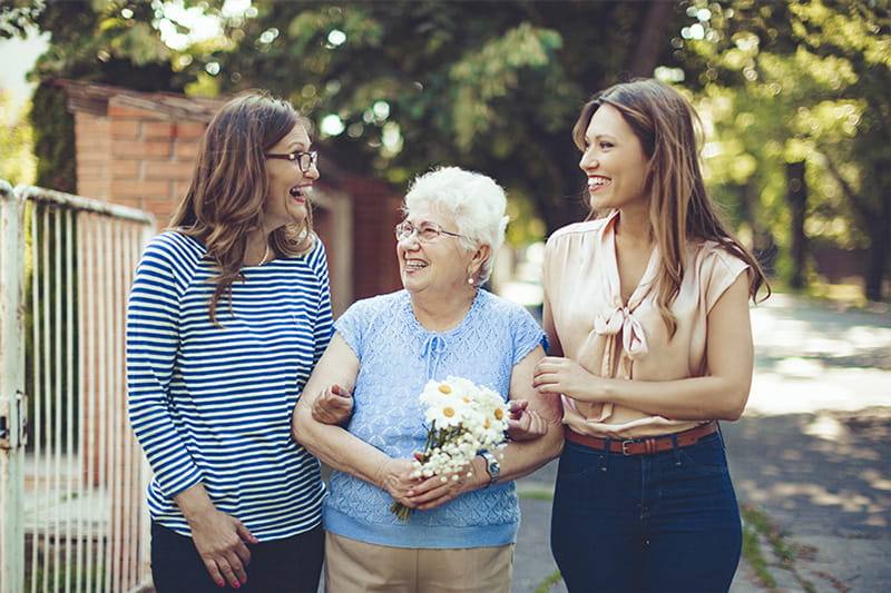 Familia compuesta por mujeres dando un paseo