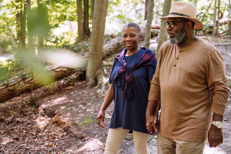 pareja de personas mayores caminando por la naturaleza