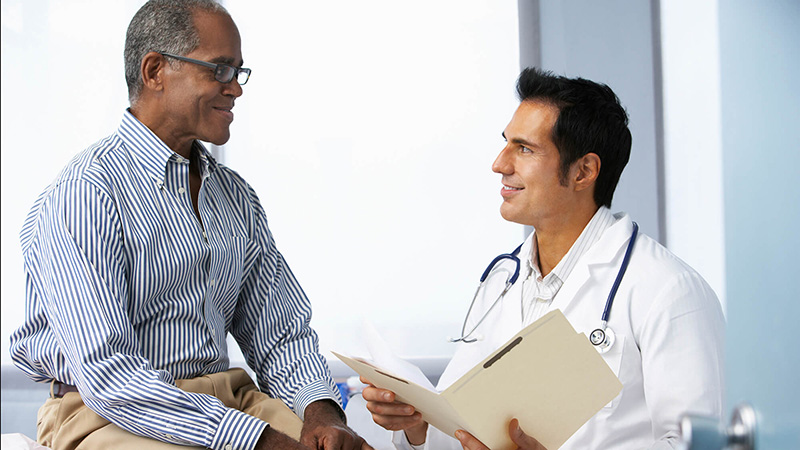 médico hablando con paciente