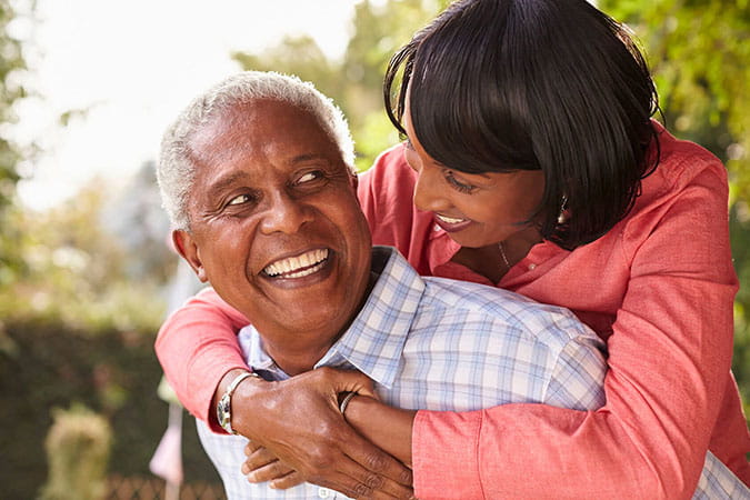 pareja abrazándose y sonriendo