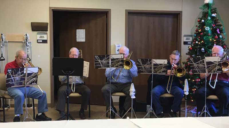 Jim Ruiz tocando el trombón en el hospital