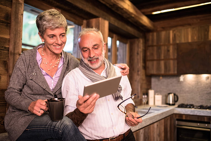 pareja utilizando computadora portátil