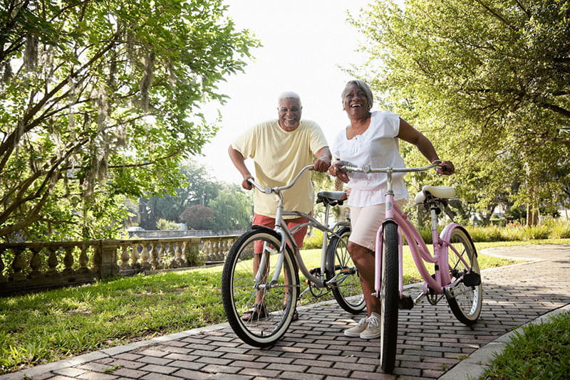 pareja con bicicletas en un parque