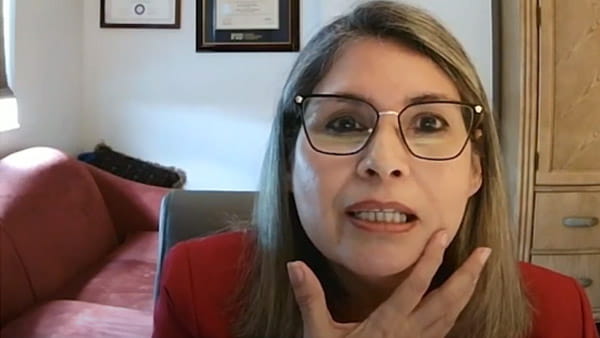 Captura de pantalla de un video de Fátima Silva, sobreviviente de ataque o derrame cerebral, en su hogar