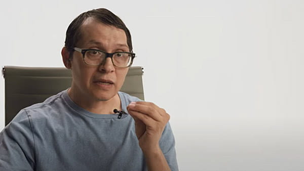 Captura de pantalla de un video de Marcos de la Cruz, sobreviviente de ataque o derrame cerebral, sentado en una silla frente a un fondo blanco