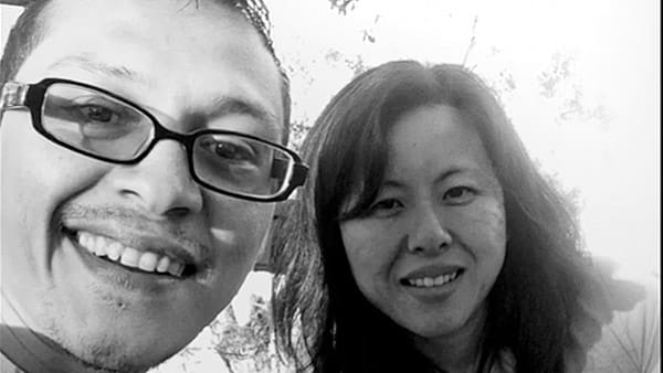 Una selfi en blanco y negro del sobreviviente de ataque o derrame cerebral Marcos de la Cruz posando con una amiga