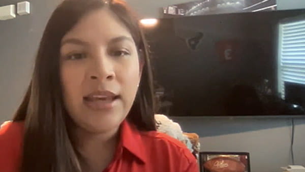 Captura de pantalla de un video de Steffany Quintana, sobreviviente de un ataque o derrame cerebral, en su hogar