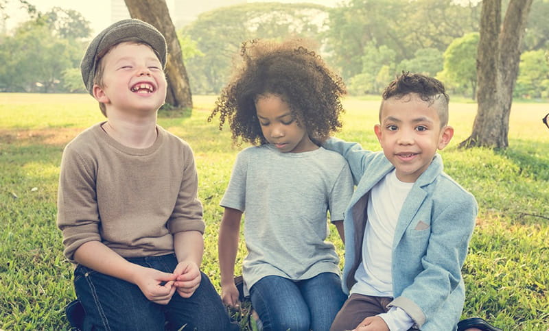 niños en un campo