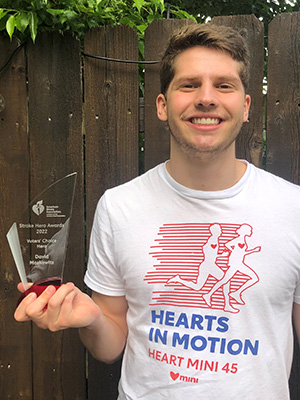 David Moskowitz con su premio Héroe de Ataque o Derrame Cerebral Elegido por los Votantes 2022