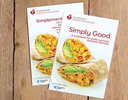 Los libros de cocina “Simply Good” y “Simplemente bueno” se superponen sobre tablas de madera. Los libros de cocina “Simply Good” y “Simplemente bueno” se superponen sobre tablas de madera.