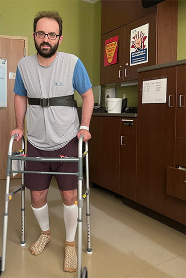  Rory Polera, sobreviviente de un ataque o derrame cerebral, camina en un consultorio médico con la ayuda de un andador.